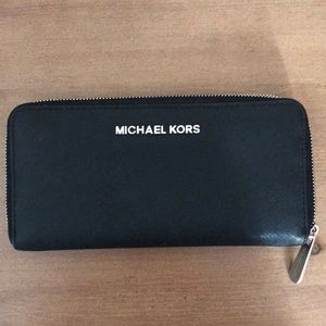 Michael Kors Saffiano Wallet🖤